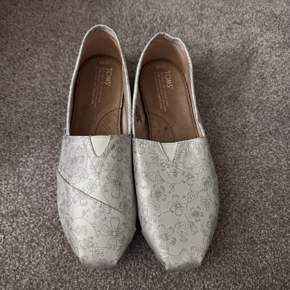 Toms, women’s shoes size 10